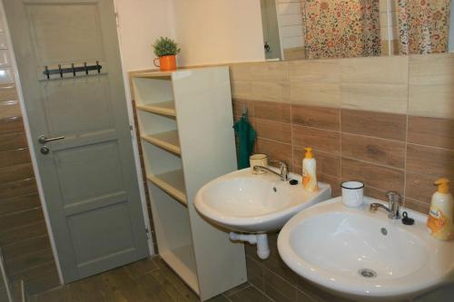 y baño con lavabo blanco y espejo. en Hermina Family Apartment Tatras, en Ždiar