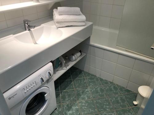 La salle de bains est pourvue d'un lave-linge et d'un lavabo. dans l'établissement Studio 3 Étoiles à Tignes - Balcon Sud/Ouest, WIFI, TV, Idéal 4 Pers - FR-1-449-165, à Tignes