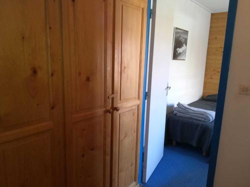 une chambre avec une porte et une chambre avec un lit dans l'établissement Appartement 2 pièces avec balcon à Tignes, proche des pistes - FR-1-449-170, à Tignes