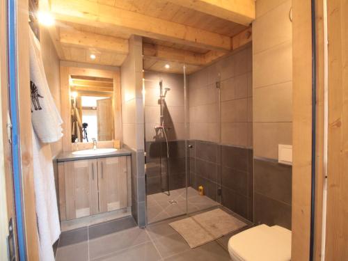 une salle de bain avec une douche, des toilettes et un lavabo dans l'établissement Appartement 3P cosy, cheminée, WIFI, garage, proche pistes et commerces - FR-1-572-240, aux Carroz d'Arâches