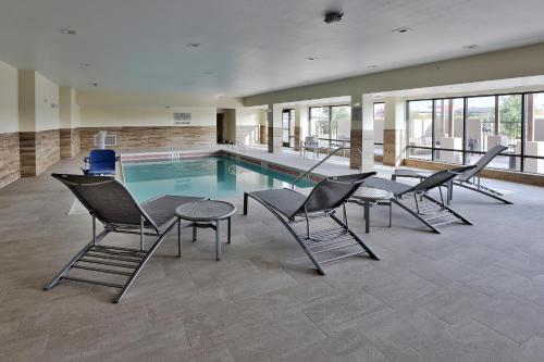 una piscina con sedie e tavolo e una piscina di TownePlace Suites by Marriott Albuquerque Old Town ad Albuquerque