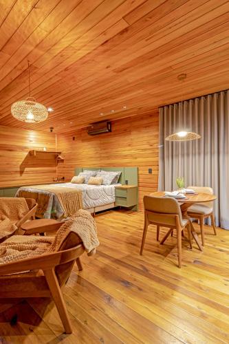 Cabanas Alto Padrão com Jacuzzi, Lareira e cachoeira exclusivaにあるベッド