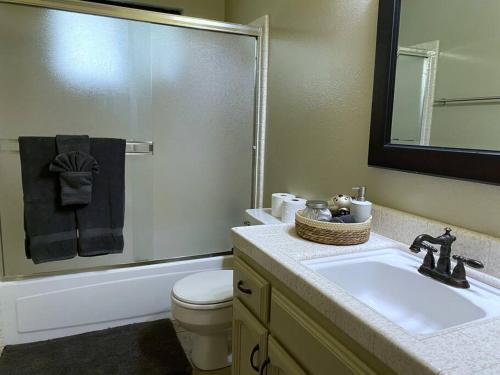 Ένα μπάνιο στο Cozy Cabin Near Yosemite & Bass lake, Breathtaking Views & Private Hot Tub, BBQ, Nature Getaway