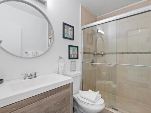 a bathroom with a shower and a sink and a toilet at Modern 3BR2 HEATED POOL GRILL Big BACKYARD in Hollywood