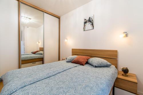 ein Schlafzimmer mit einem Bett und einem großen Spiegel in der Unterkunft Flexible SelfCheckIns 38 - Zagreb - Garage - Loggia - New - Luxury - in Zagreb