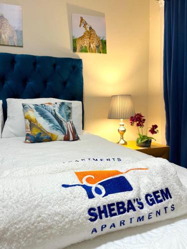 Ένα ή περισσότερα κρεβάτια σε δωμάτιο στο Sheba's Gem Apartments