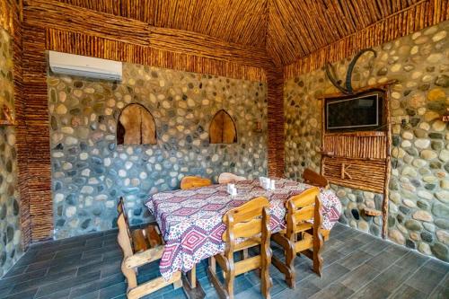 - une salle à manger en bois avec une table et des chaises dans l'établissement Karvan Qusar, à Qusar