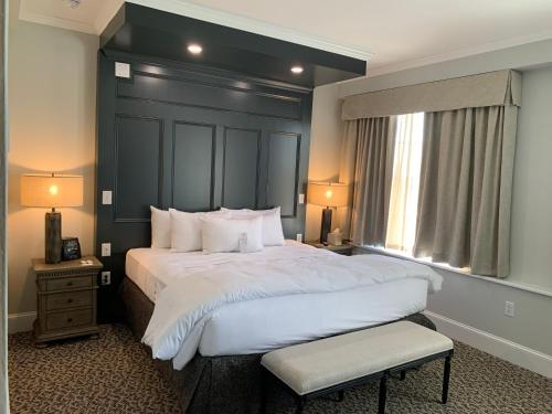 Ένα ή περισσότερα κρεβάτια σε δωμάτιο στο The Tidewater Inn