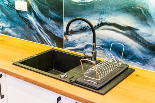 eine Spüle mit einem Wasserhahn in der Küche in der Unterkunft Flexible SelfCheckIns 38 - Zagreb - Garage - Loggia - New - Luxury - in Zagreb
