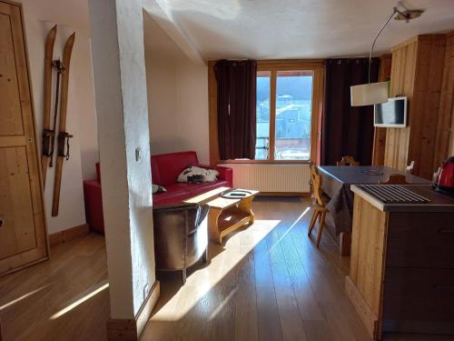 une cuisine et un salon avec une table et un canapé dans l'établissement Appartement rénové 2 pièces, pied des pistes, balcon sud, Tignes - FR-1-449-30, à Tignes