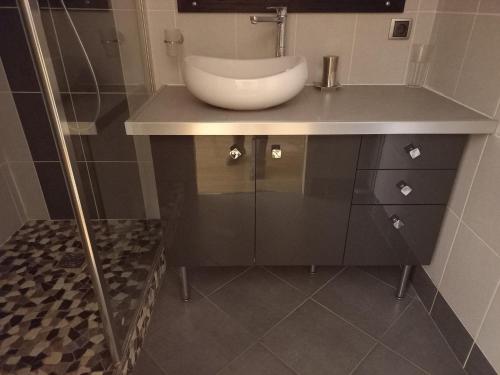 une salle de bain avec un lavabo et une douche dans l'établissement Appartement rénové 2 pièces, pied des pistes, balcon sud, Tignes - FR-1-449-30, à Tignes