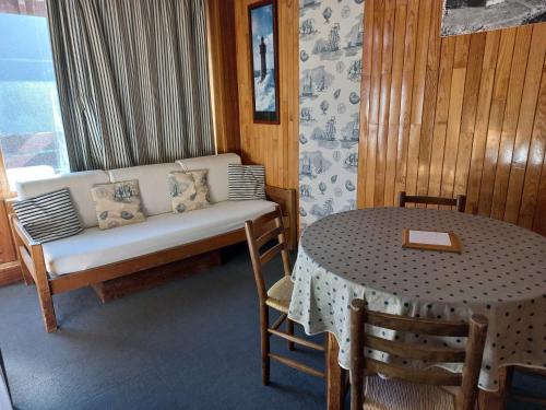 Appartement Tignes, 2 pièces, 5 personnes - FR-1-449-55にあるシーティングエリア