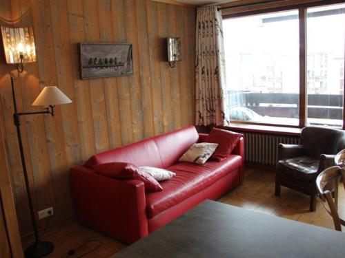 - un salon avec un canapé rouge et une fenêtre dans l'établissement Studio luxe à Tignes, ski aux pieds, balcon vue pistes - FR-1-449-43, à Tignes