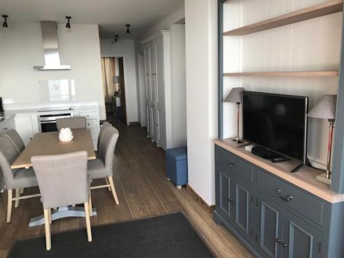 Appartement Tignes, 3 pièces, 6 personnes - FR-1-449-50にあるテレビまたはエンターテインメントセンター