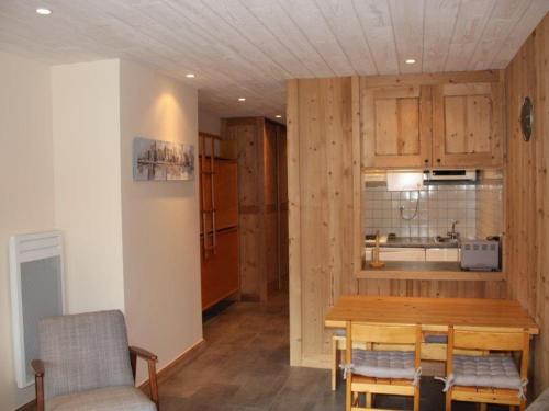 une cuisine et une salle à manger avec une table et des chaises dans l'établissement 2 pièces au pied des pistes avec parking inclus et balcon exposé Sud-Ouest - FR-1-449-57, à Tignes