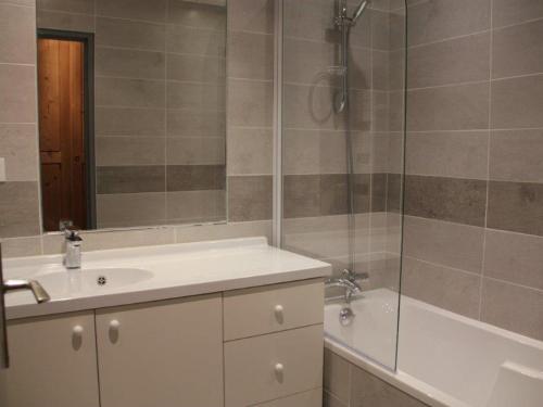 W łazience znajduje się umywalka, prysznic i wanna. w obiekcie Appartement Tignes, 2 pièces, 6 personnes - FR-1-449-57 w mieście Tignes