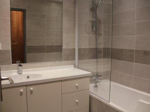 une salle de bain avec un lavabo, une douche et une baignoire dans l'établissement 2 pièces au pied des pistes avec parking inclus et balcon exposé Sud-Ouest - FR-1-449-57, à Tignes