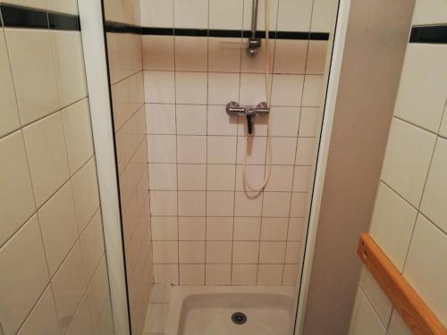 a bathroom with a shower with a toilet at Appartement Tignes, 5 pièces, 10 personnes - FR-1-449-62 in Tignes