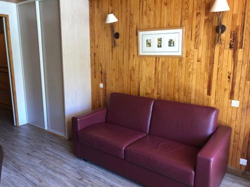 A seating area at Studio Tignes, 1 pièce, 4 personnes - FR-1-449-87