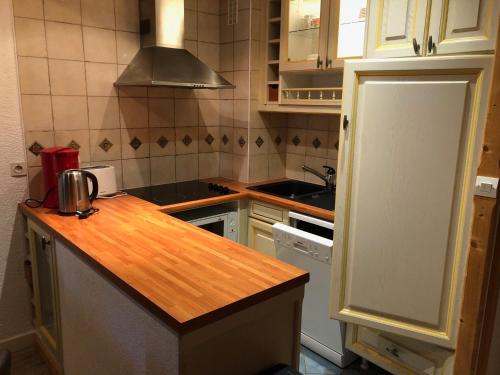 - une cuisine avec un comptoir en bois dans l'établissement Studio Luxe à Tignes, ski aux pieds, balcon, TV - FR-1-449-87, à Tignes