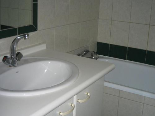 une salle de bain avec un lavabo et une baignoire dans l'établissement Studio Luxe à Tignes, ski aux pieds, balcon, TV - FR-1-449-87, à Tignes