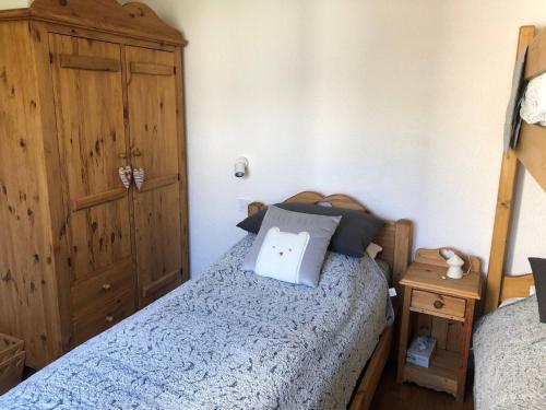 Schlafzimmer mit einem Bett und einem Holzschrank in der Unterkunft Appartement Tignes, 2 pièces, 5 personnes - FR-1-449-76 in Tignes