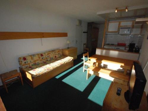 un soggiorno con divano e tavolo di Appartement Tignes, 2 pièces, 5 personnes - FR-1-449-148 a Tignes