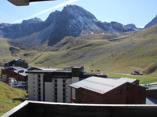 ティーニュにあるAppartement Tignes, 2 pièces, 5 personnes - FR-1-449-148の山の景色を望む建物の屋根