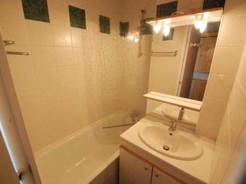 un bagno bianco con lavandino e vasca di Appartement Tignes, 2 pièces, 5 personnes - FR-1-449-148 a Tignes