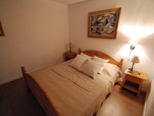 - une chambre avec un grand lit et 2 lampes dans l'établissement Appartement 2 pièces, proche des pistes, avec WiFi - FR-1-449-154, à Tignes