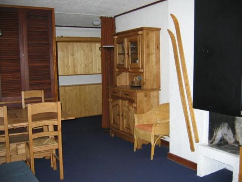 ティーニュにあるAppartement Tignes, 2 pièces, 6 personnes - FR-1-449-122のテーブルと椅子、ダイニングルームが備わります。