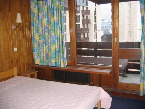 ティーニュにあるAppartement Tignes, 2 pièces, 6 personnes - FR-1-449-122のベッドルーム1室(窓際にベッド1台付)