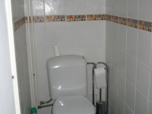 ティーニュにあるAppartement Tignes, 2 pièces, 6 personnes - FR-1-449-122のバスルーム(白いトイレ付)が備わります。