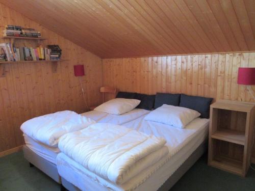 1 dormitorio con 2 camas y almohadas blancas en Chalet Châtel, 4 pièces, 6 personnes - FR-1-200-291 en Châtel