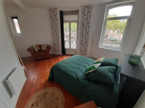 um quarto com uma cama verde e 2 janelas em Amiens magnifique appartement Frida em Amiens