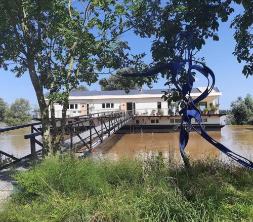 a bridge that is in the middle of a river at Slapenopdewaal in Beneden-Leeuwen