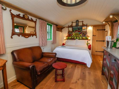1 dormitorio con cama y sofá de cuero en Folklore, en York