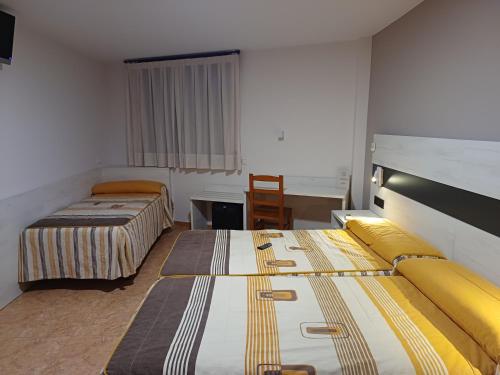 Postel nebo postele na pokoji v ubytování Hostal Restaurante El Castillo