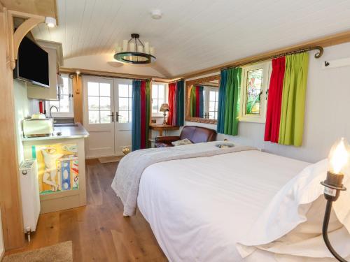 1 dormitorio con 1 cama blanca y cocina en The Studio, en York