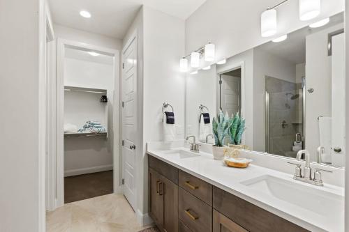 ein Badezimmer mit zwei Waschbecken und einem großen Spiegel in der Unterkunft Paradise at 3 Pools at Paseos 1373 Resort Private Kiddy Pool, Adult Pool, Hot Tub, & more in Washington