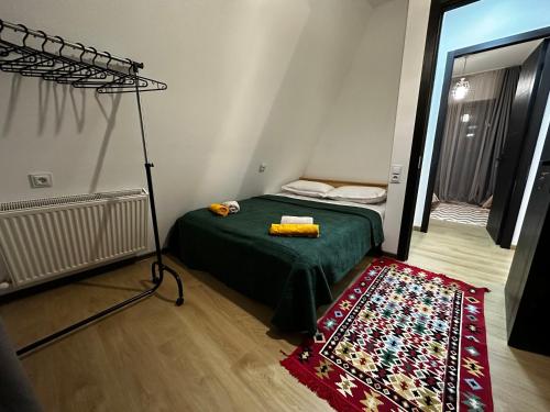Postel nebo postele na pokoji v ubytování LUMA Sadgeri (Borjomi)