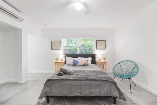 una camera con un grande letto e una sedia blu di Awesome Studio 15 min from The Beach a Miami