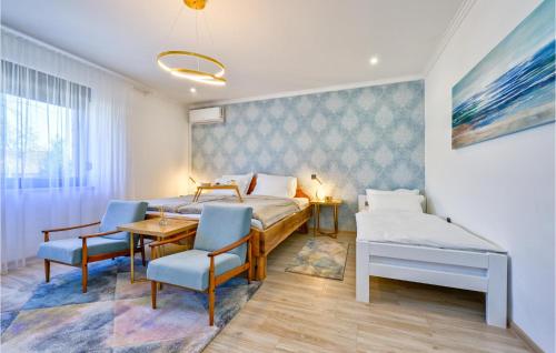 Schlafzimmer mit einem Bett, einem Tisch und Stühlen in der Unterkunft Nice Home In Gornja Ploscica With Outdoor Swimming Pool, Wifi And 2 Bedrooms in Ivanska
