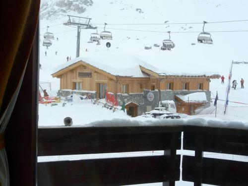 - une vue sur un lodge de ski dans la neige depuis une fenêtre dans l'établissement Studio cosy de 25m² au pied des pistes avec balcon - FR-1-449-8, à Tignes