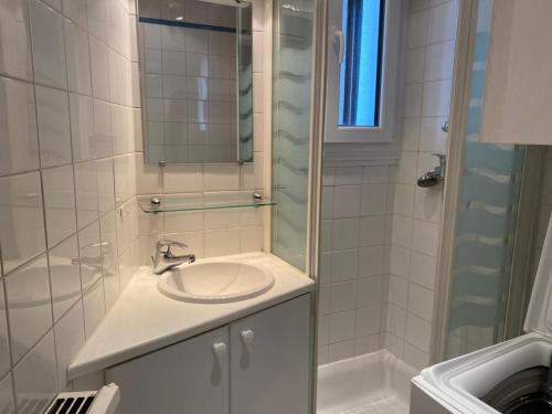 une salle de bain blanche avec un lavabo et une douche dans l'établissement 3 pièces rénové S/O, 2 balcons, wifi, commerces - FR-1-449-2, à Tignes