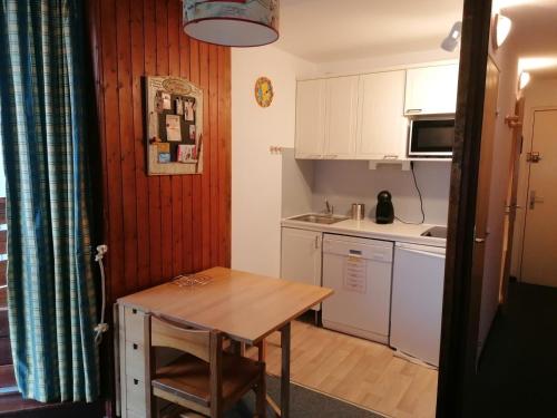 une petite cuisine avec une table en bois et un évier dans l'établissement Studio cosy au pied des pistes à Tignes - FR-1-449-14, à Tignes