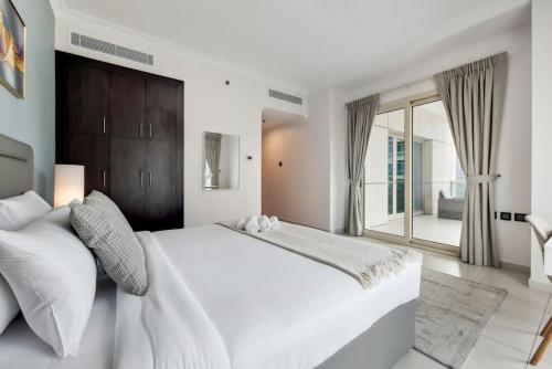 Postel nebo postele na pokoji v ubytování Royal Oceanic 1, Dubai Marina - Vacationer