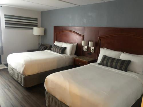 Una cama o camas en una habitación de The Grand Hotel Spindletop