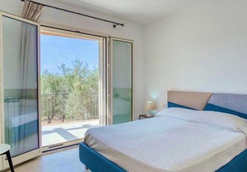 - une chambre avec un grand lit et une grande fenêtre dans l'établissement Villa Laura, à Cefalù