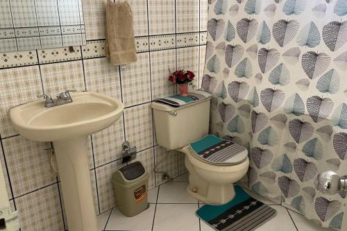 Ванна кімната в Hermosa y acogedora casa Familiar como te mereces
